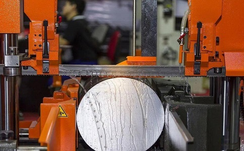 海丰立式金属带锯床切削出现跑带故障解决方法！